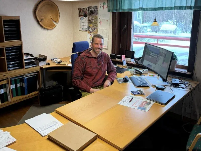 Förvaltaren Fredrik Gustafsson vid sitt skrivbord på allmänningens kontor